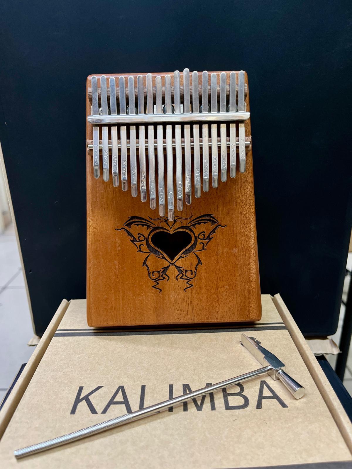 KALP DESENLİ 17 TUŞLU KALİMBA KOD 9474