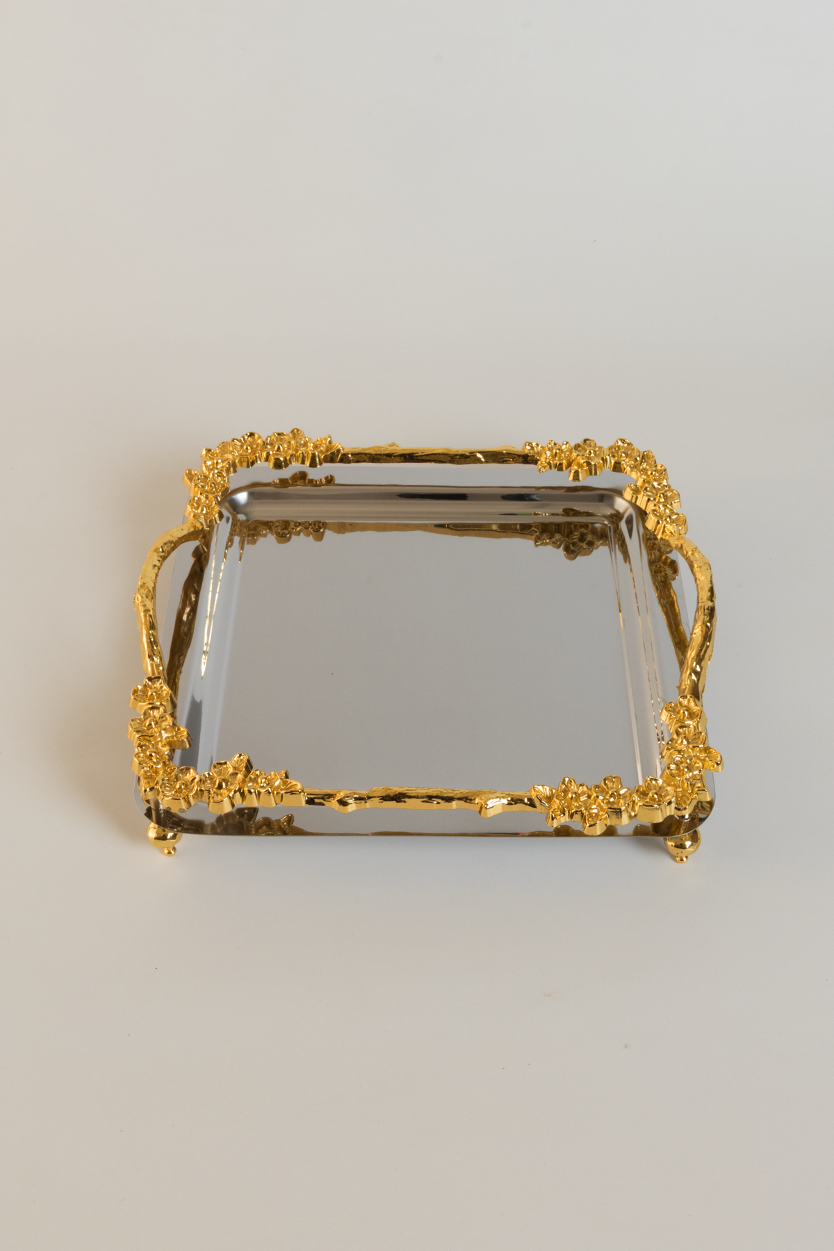 Lüks Gold Gül Detaylı Kare Sunum Tepsisi 21x21 cm – Ayaklı