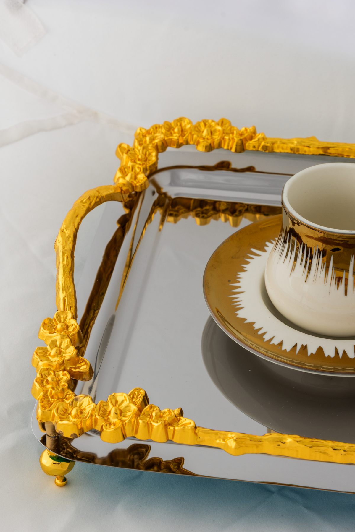 Lüks Gold Gül Detaylı Kare Sunum Tepsisi 21x21 cm – Ayaklı