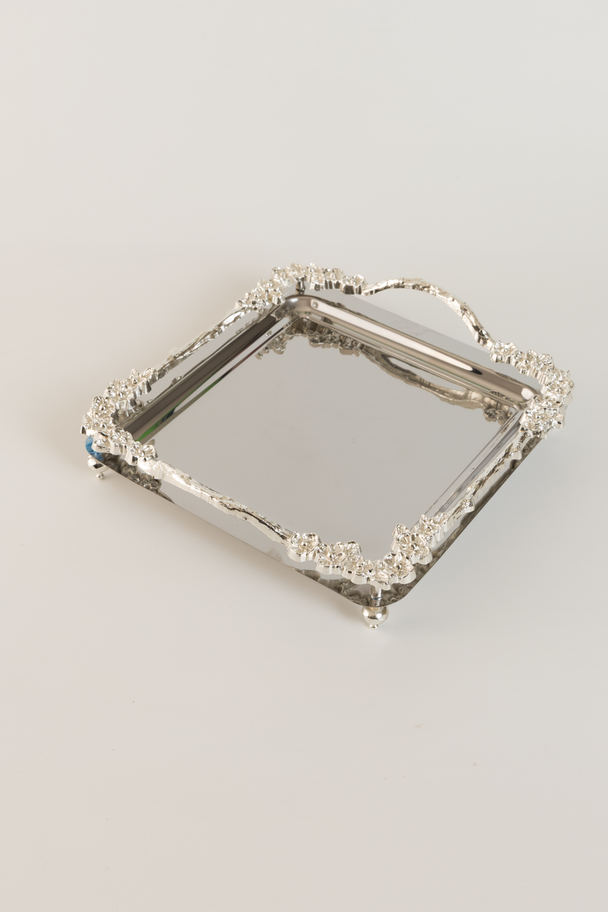 Lüks Gümüş Gül Detaylı Kare Sunum Tepsisi 21x21 cm – Ayaklı
