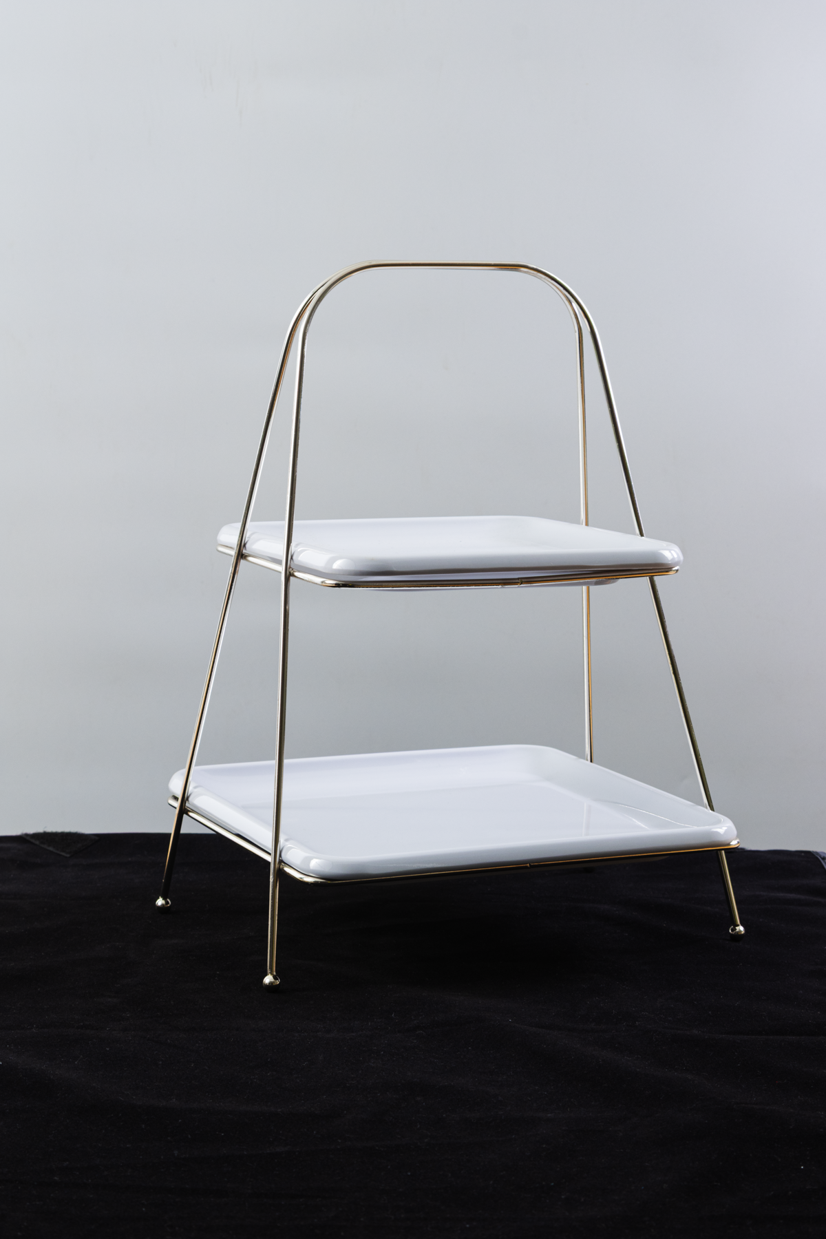 Lüks İki Katlı Gümüş Renkli Metal Servis Sunum Standı – 22×22 cm / 18×18 cm Tabaklı, 32 cm Yükseklik 