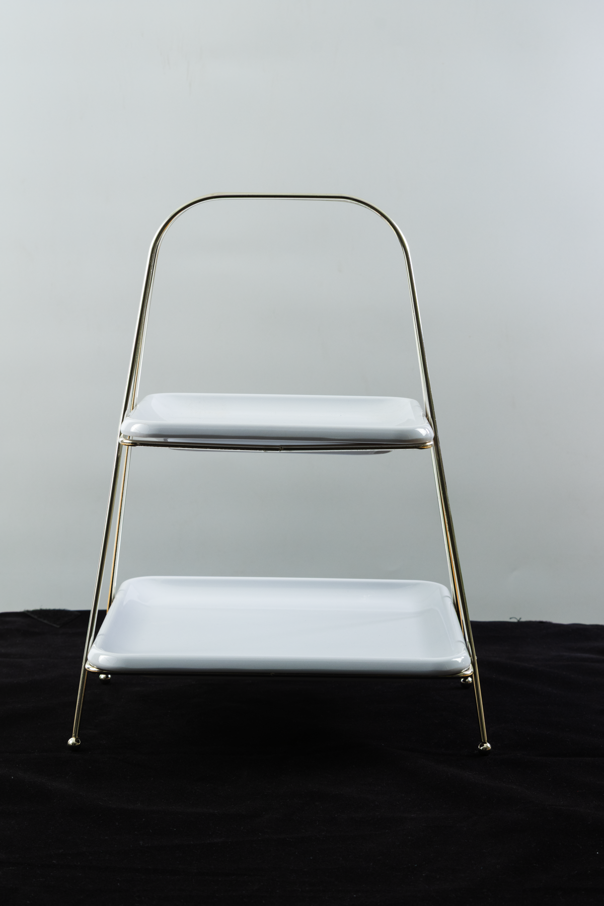 Lüks İki Katlı Gümüş Renkli Metal Servis Sunum Standı – 22×22 cm / 18×18 cm Tabaklı, 32 cm Yükseklik 