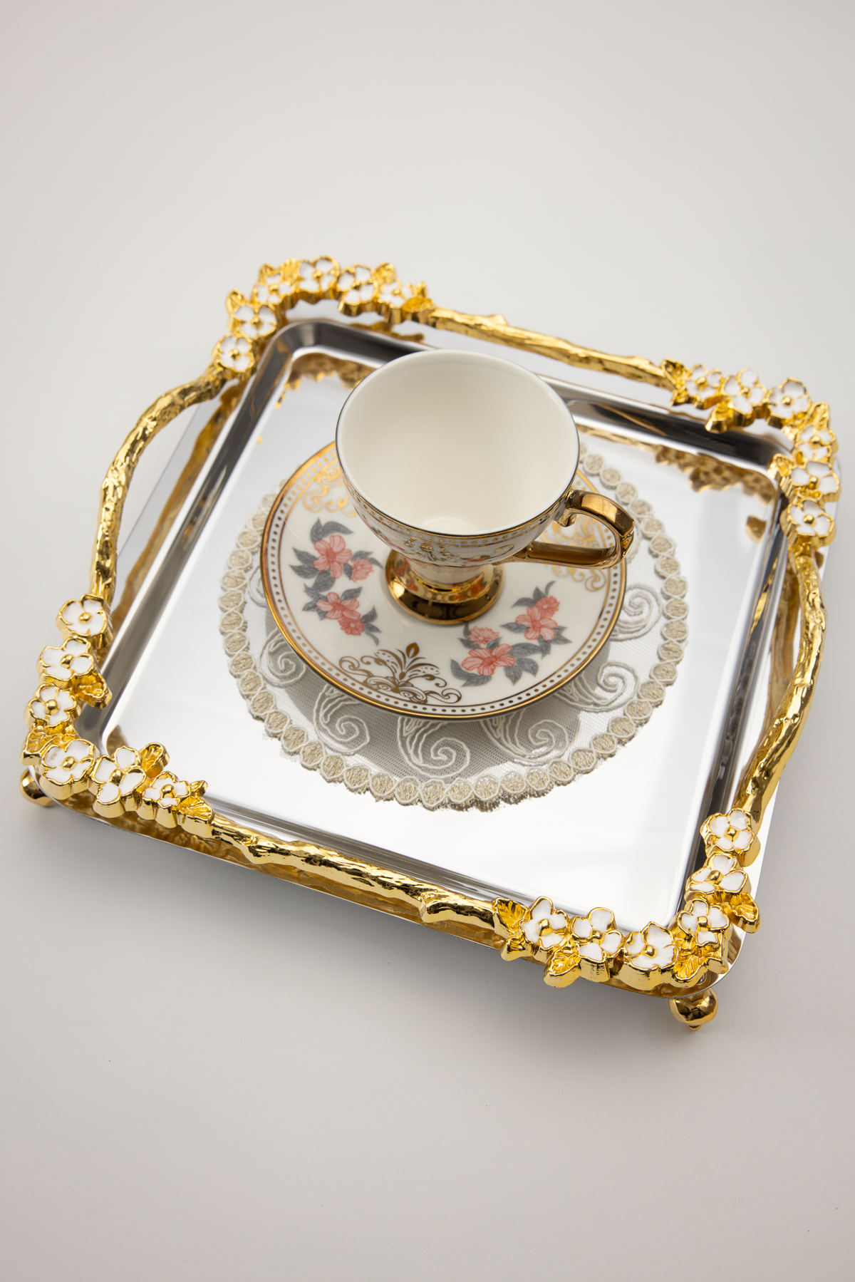 Lüks Kare Çelik Sunum Tepsisi | Gold Renkli Dallı Mineli Çiçekli Ayaklı Paslanmaz Söz Tepsisi 21x21 cm