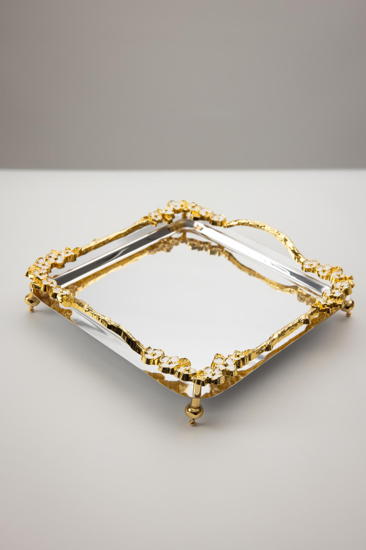 Lüks Kare Çelik Sunum Tepsisi | Gold Renkli Dallı Mineli Çiçekli Ayaklı Paslanmaz Söz Tepsisi 21x21 cm