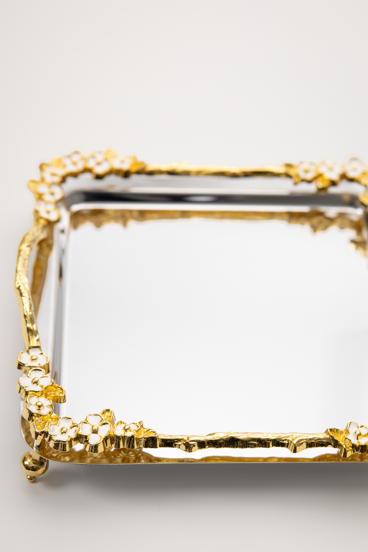 Lüks Kare Çelik Sunum Tepsisi | Gold Renkli Dallı Mineli Çiçekli Ayaklı Paslanmaz Söz Tepsisi 21x21 cm