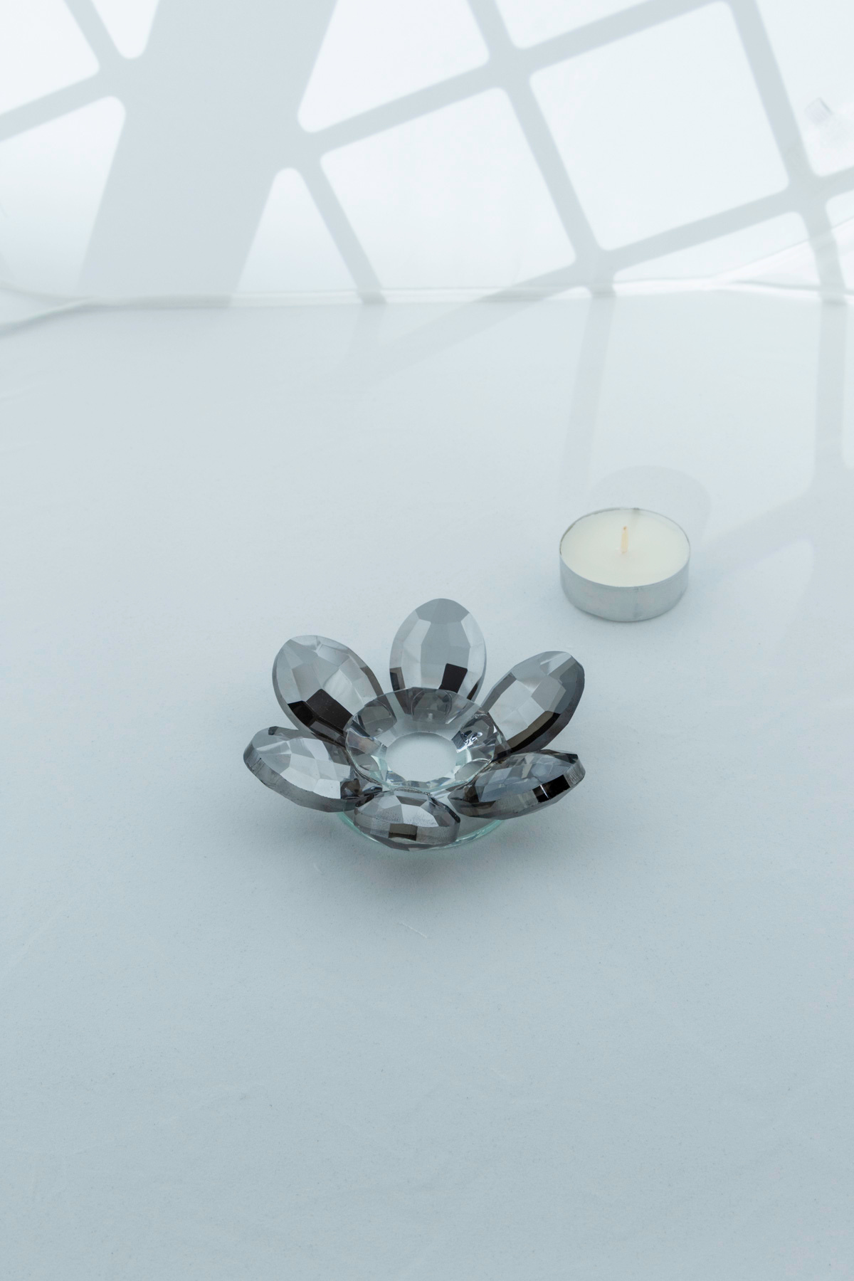 Şık Kristal Cam Mumluk & Lokumluk, Lotus Kesim, Gri – El İşçiliği Lotus Başlık