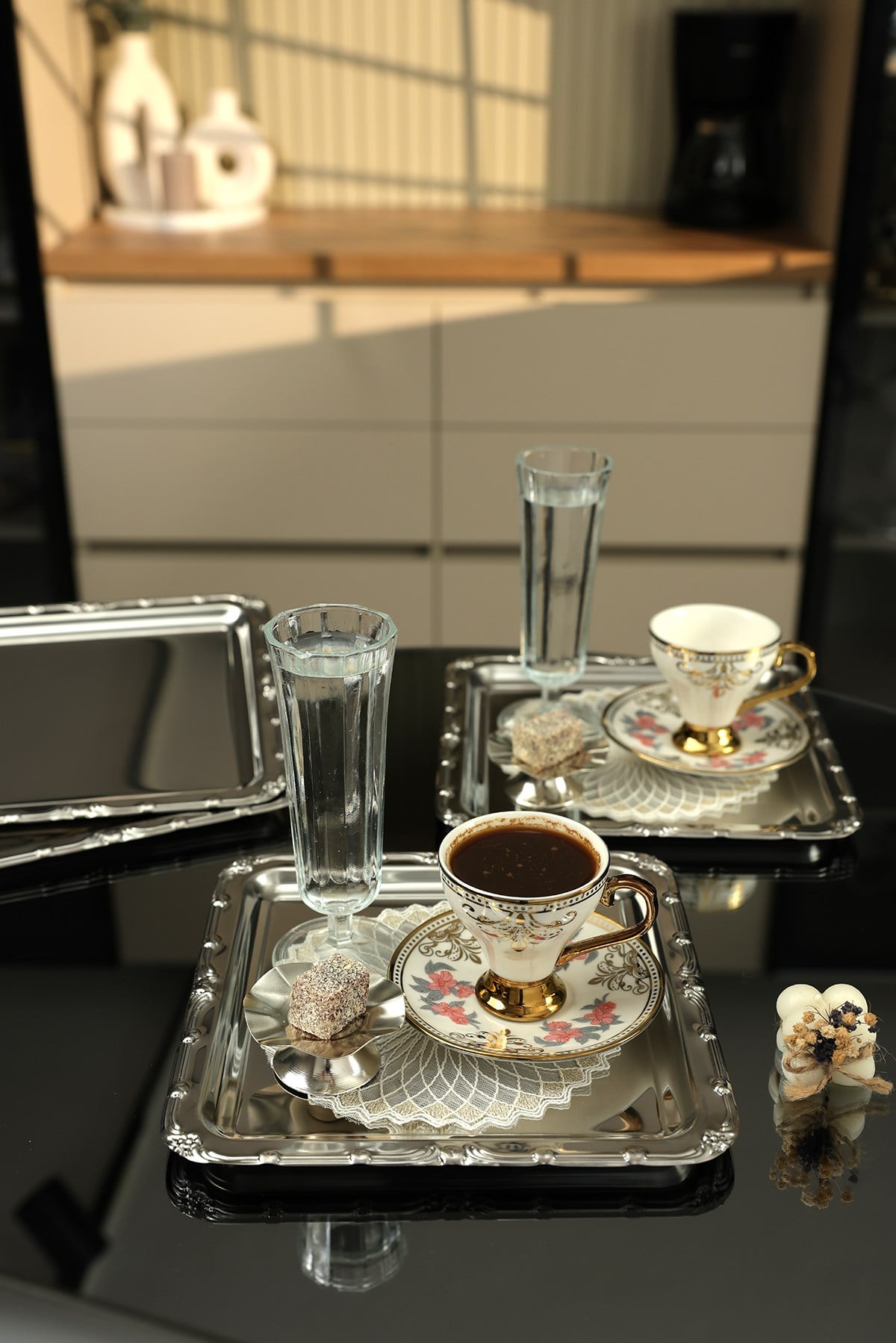 Versay Gümüş Kare Paslanmaz Çelik Tepsi Seti – Kabartma Desenli Dekoratif Çeyizlik Sunum Tepsisi