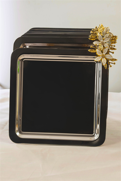 6lı Kare Paslanmaz Çelik Tepsi Seti 21x21 cm – Gold Papatya Figürlü Kahve & Çay Sunum Tepsisi