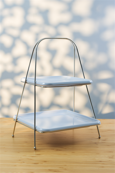 Lüks İki Katlı Gümüş Renkli Metal Servis Sunum Standı – 22×22 cm / 18×18 cm Tabaklı, 32 cm Yükseklik 