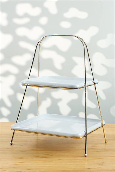 Lüks İki Katlı Gümüş Renkli Metal Servis Sunum Standı – 22×22 cm / 18×18 cm Tabaklı, 32 cm Yükseklik 