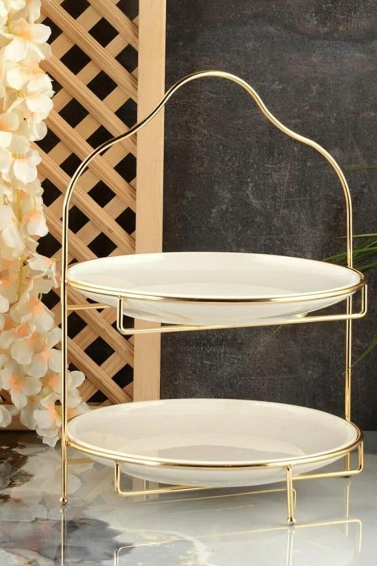 Yaren Styleİki Katlı Gold Pasta Sunumlukiki Katlı Gold Pasta Sunumluk 19cm/ Etajer / ikramlık Stand | Tabaklar Görsel Amaçlı Kullanılmıştır.