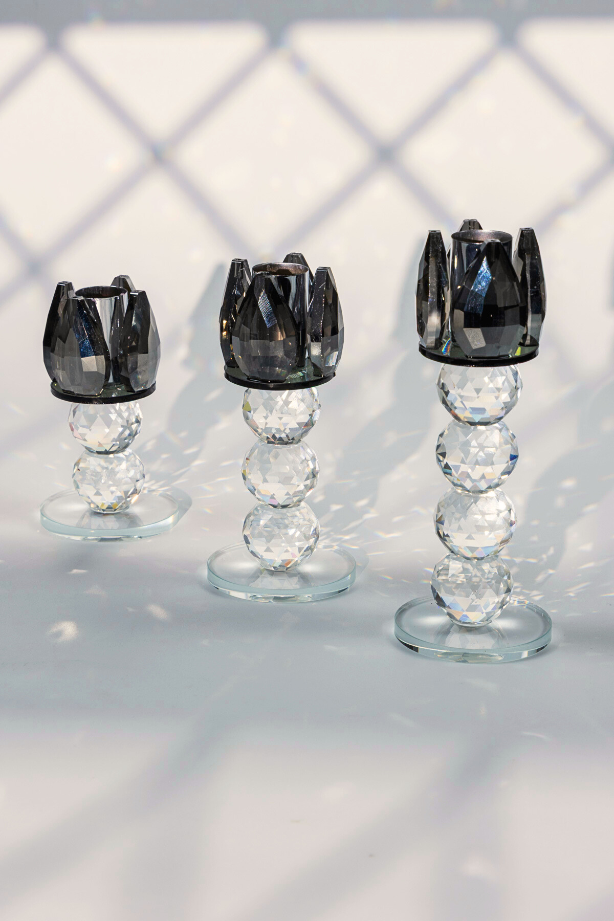 Yarenstyle.com'da bulabileceğiniz el işçiliği lotus detaylı siyah kristal cam mumluk şamdan 3'lü seti ile evinize zarif bir dokunuş katın. Bu benzersiz set ile odanıza mistik bir atmosfer kazandırabilirsiniz. - Yaren Style