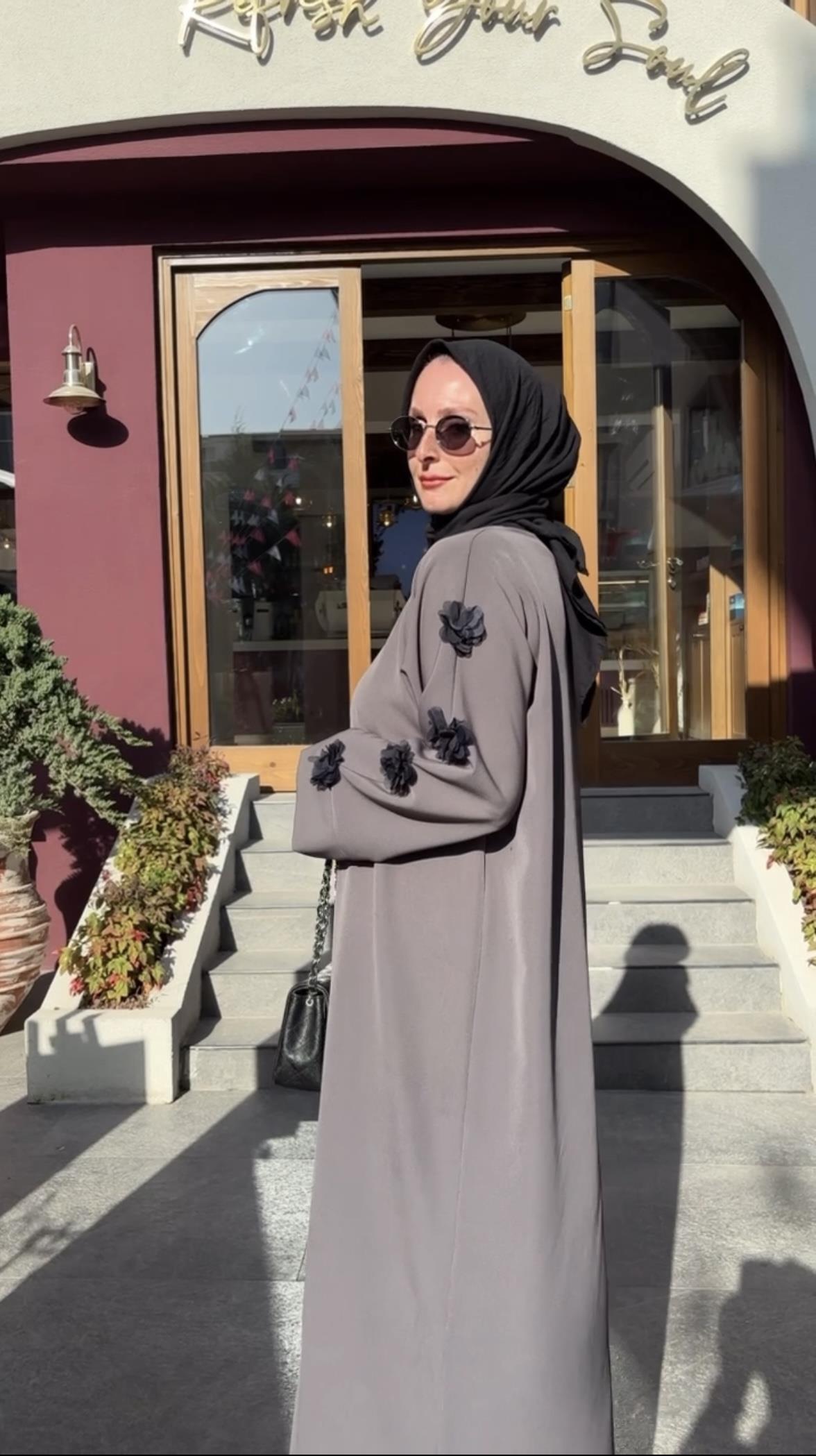 Kolu Çiçek Detaylı Elbise