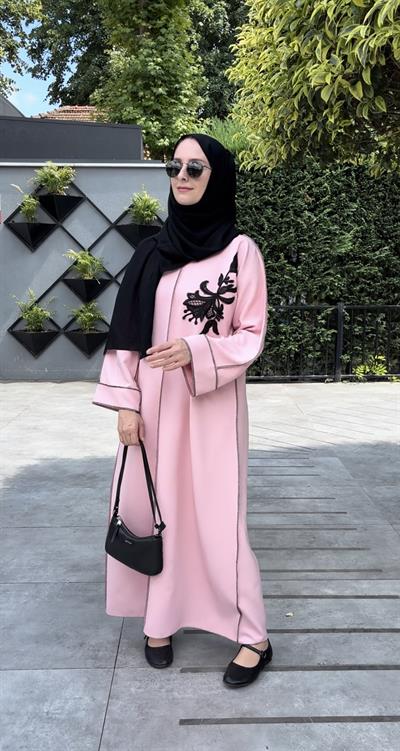 yakasında gül detayı bulunan pembe ferace elbise