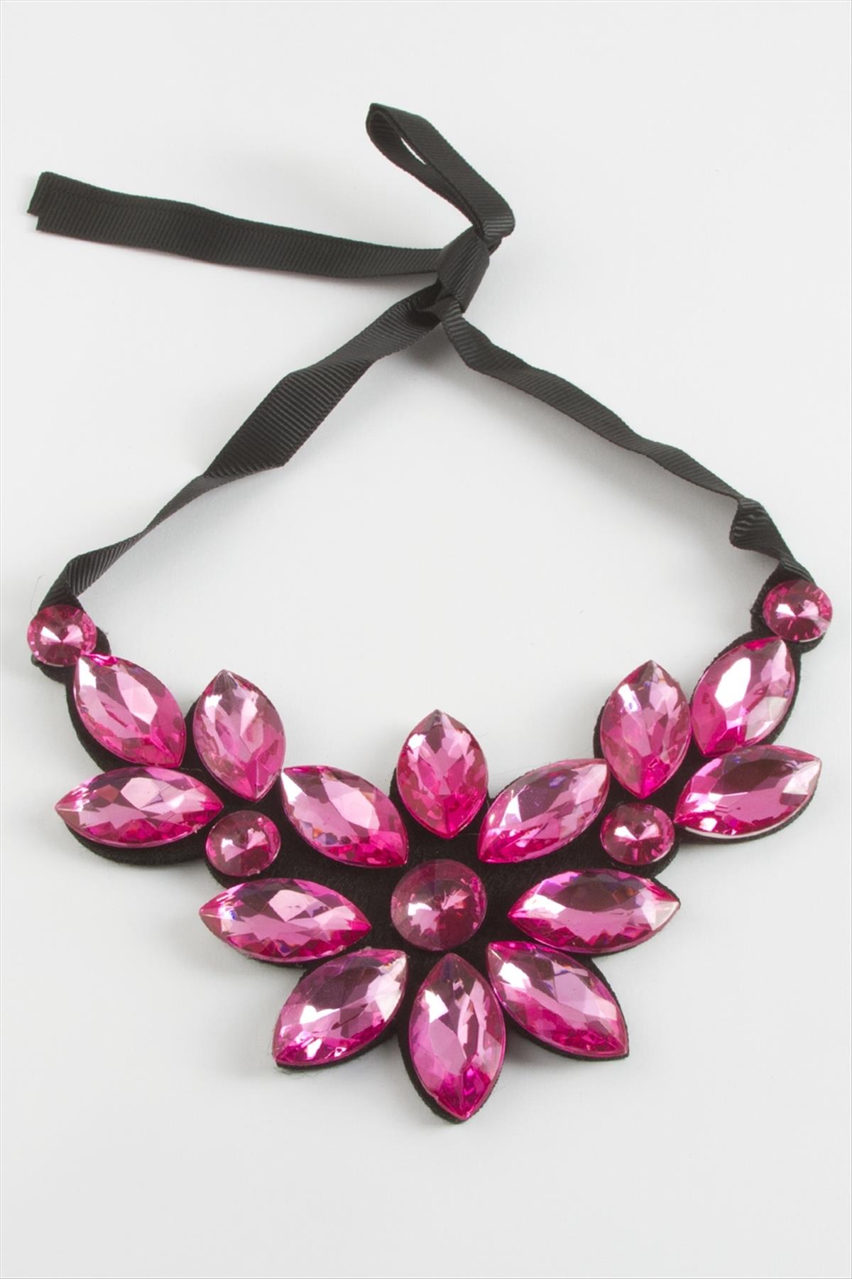 Çiçek Taşlı Yaka Kolye