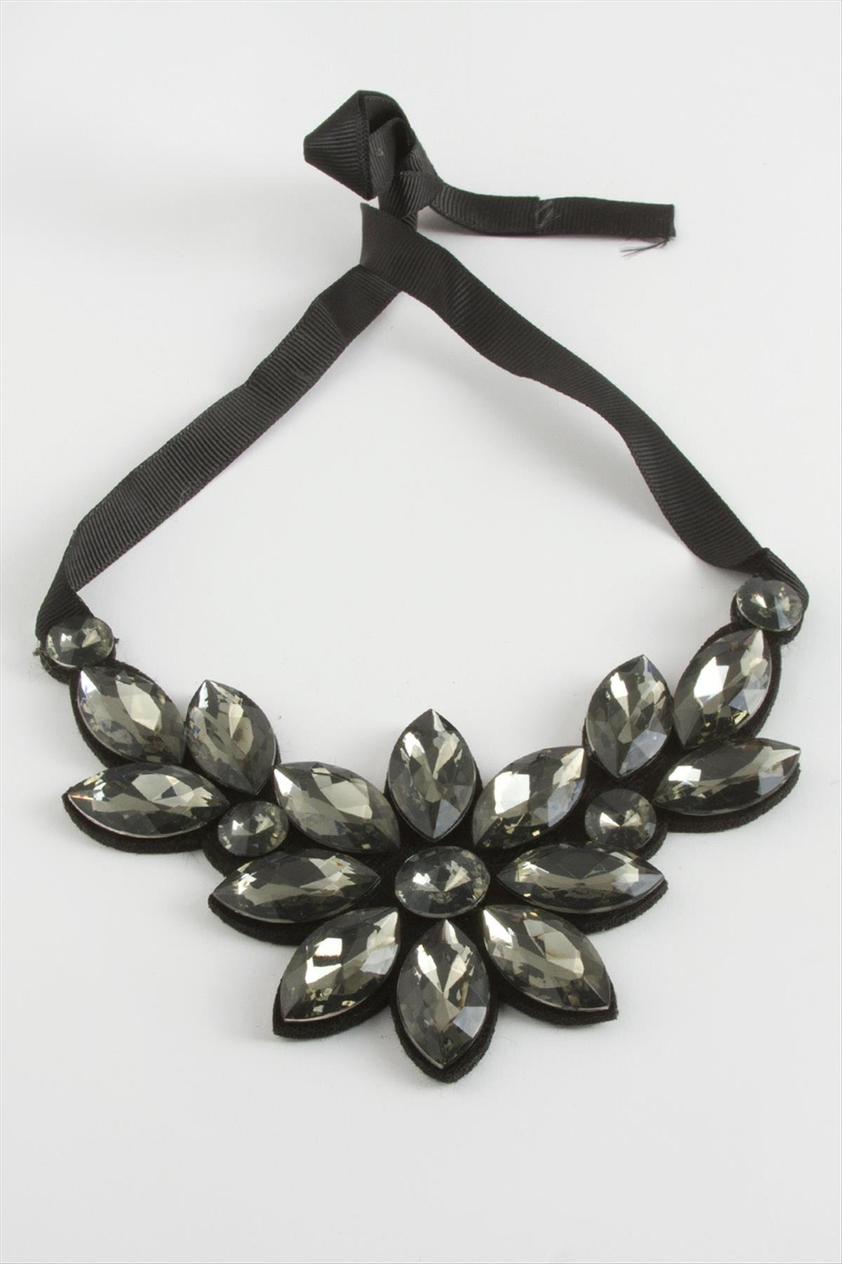 Çiçek Taşlı Yaka Kolye