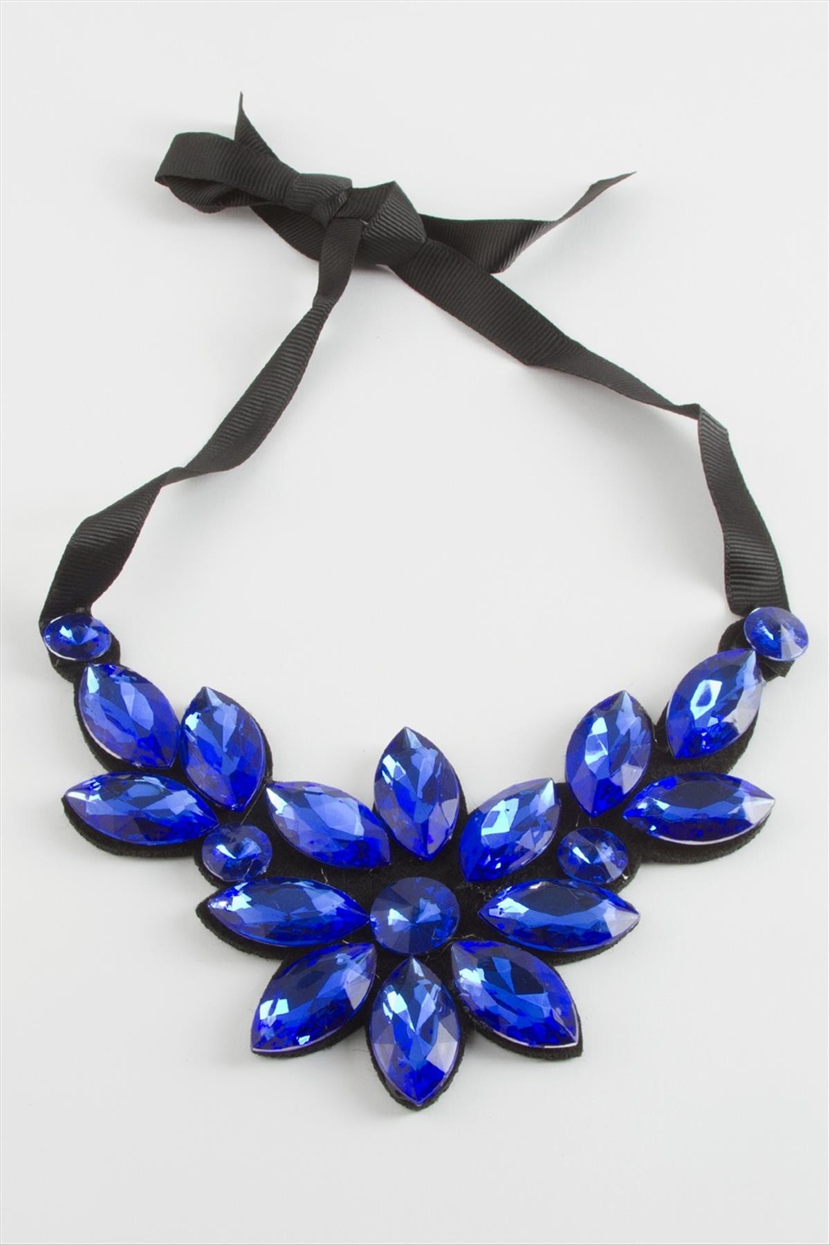 Çiçek Taşlı Yaka Kolye