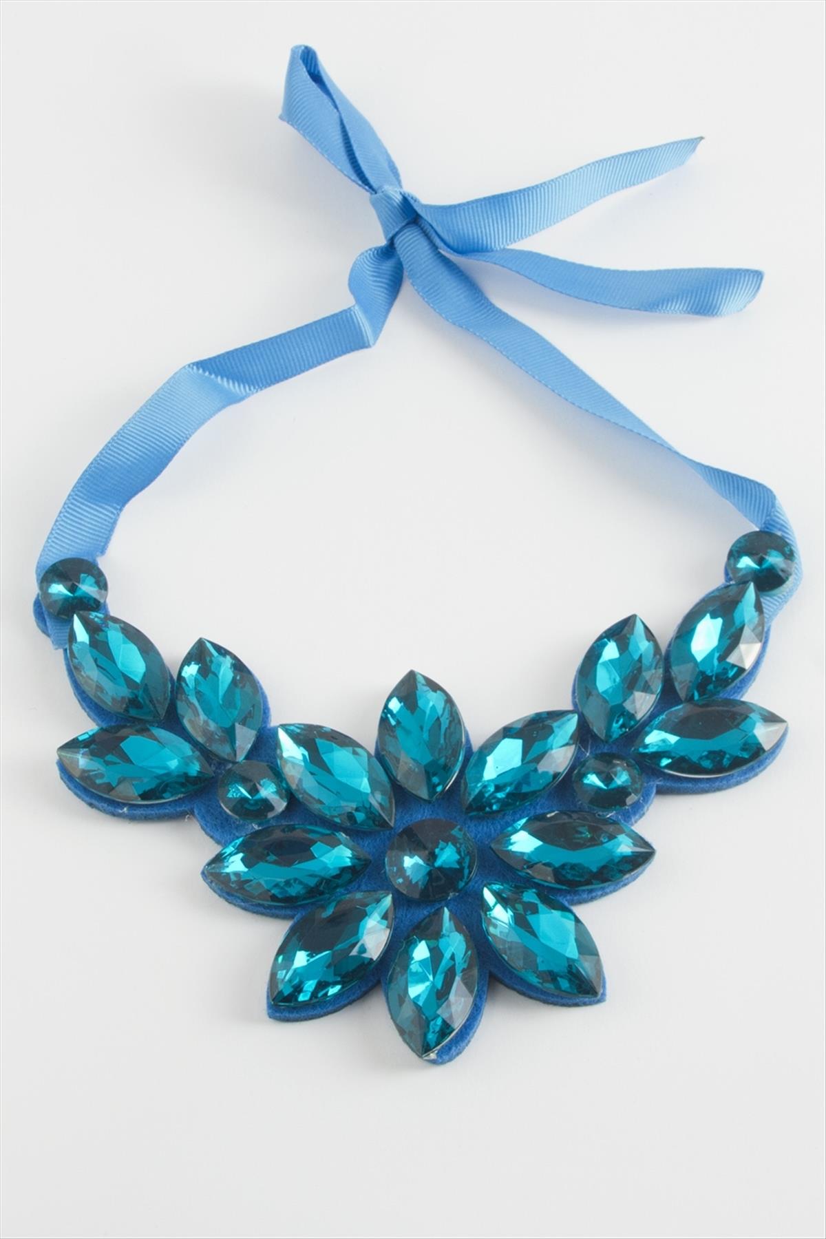 Çiçek Taşlı Yaka Kolye