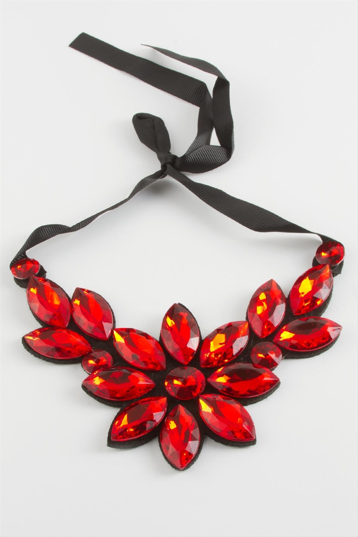 Çiçek Taşlı Yaka Kolye