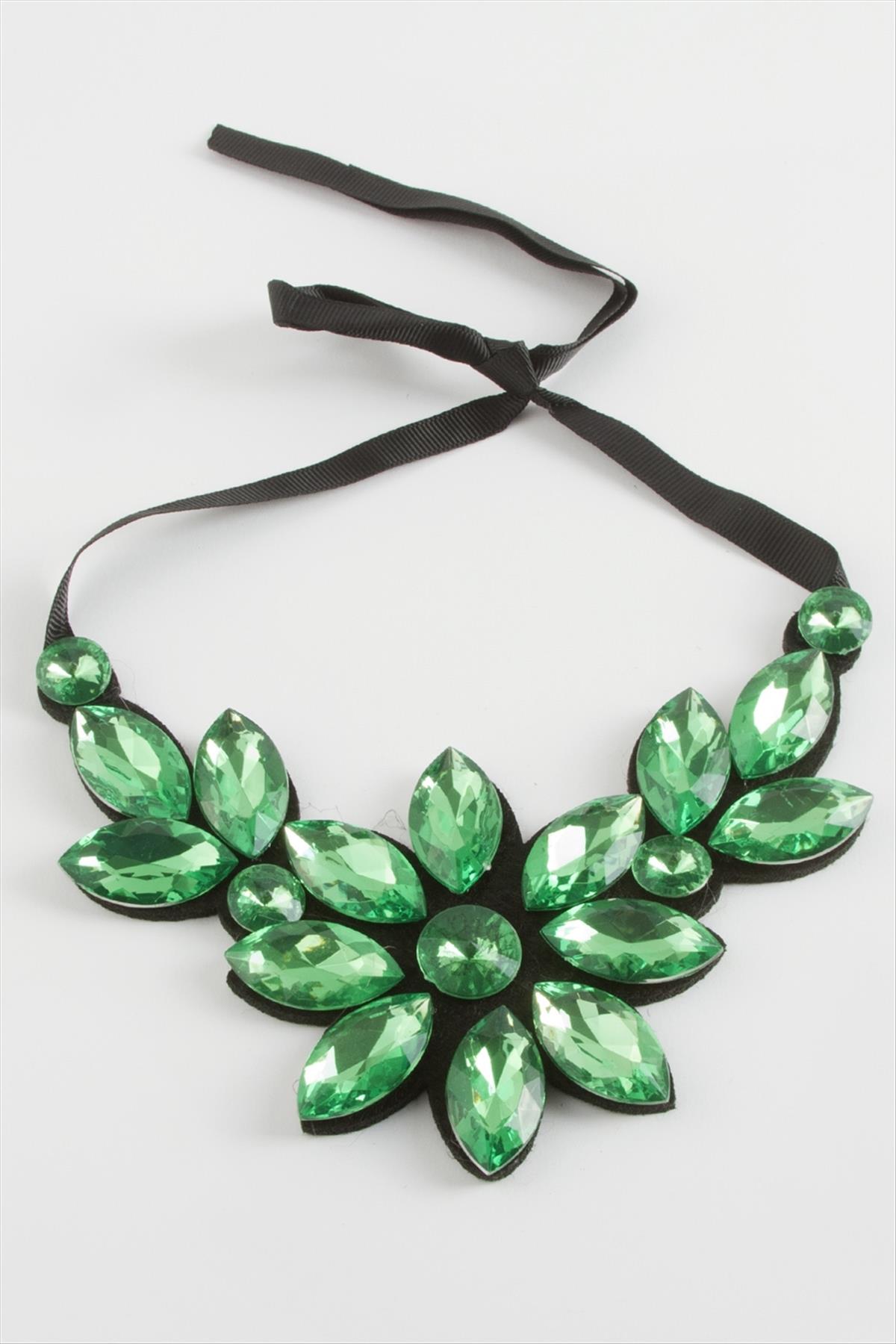 Çiçek Taşlı Yaka Kolye