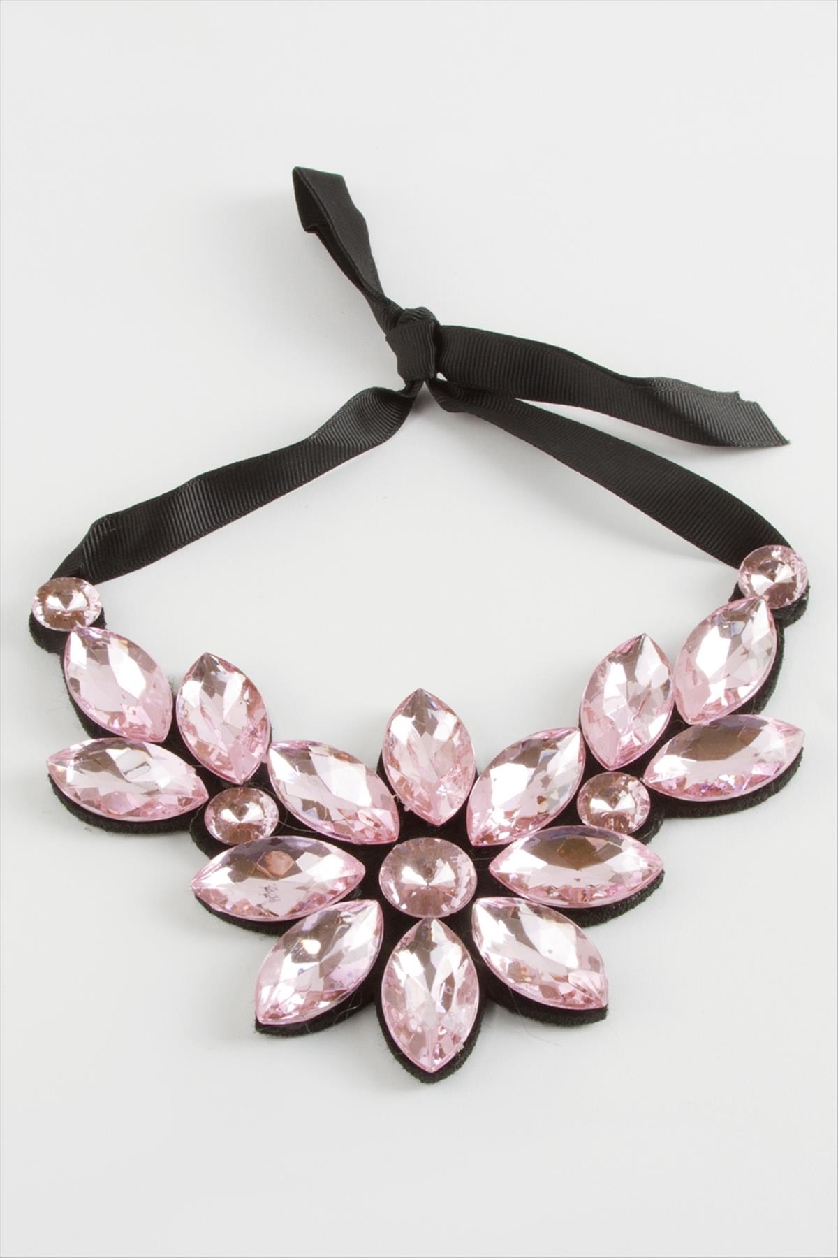 Çiçek Taşlı Yaka Kolye