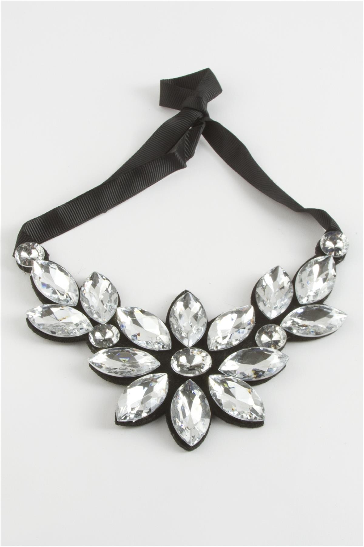 Çiçek Taşlı Yaka Kolye