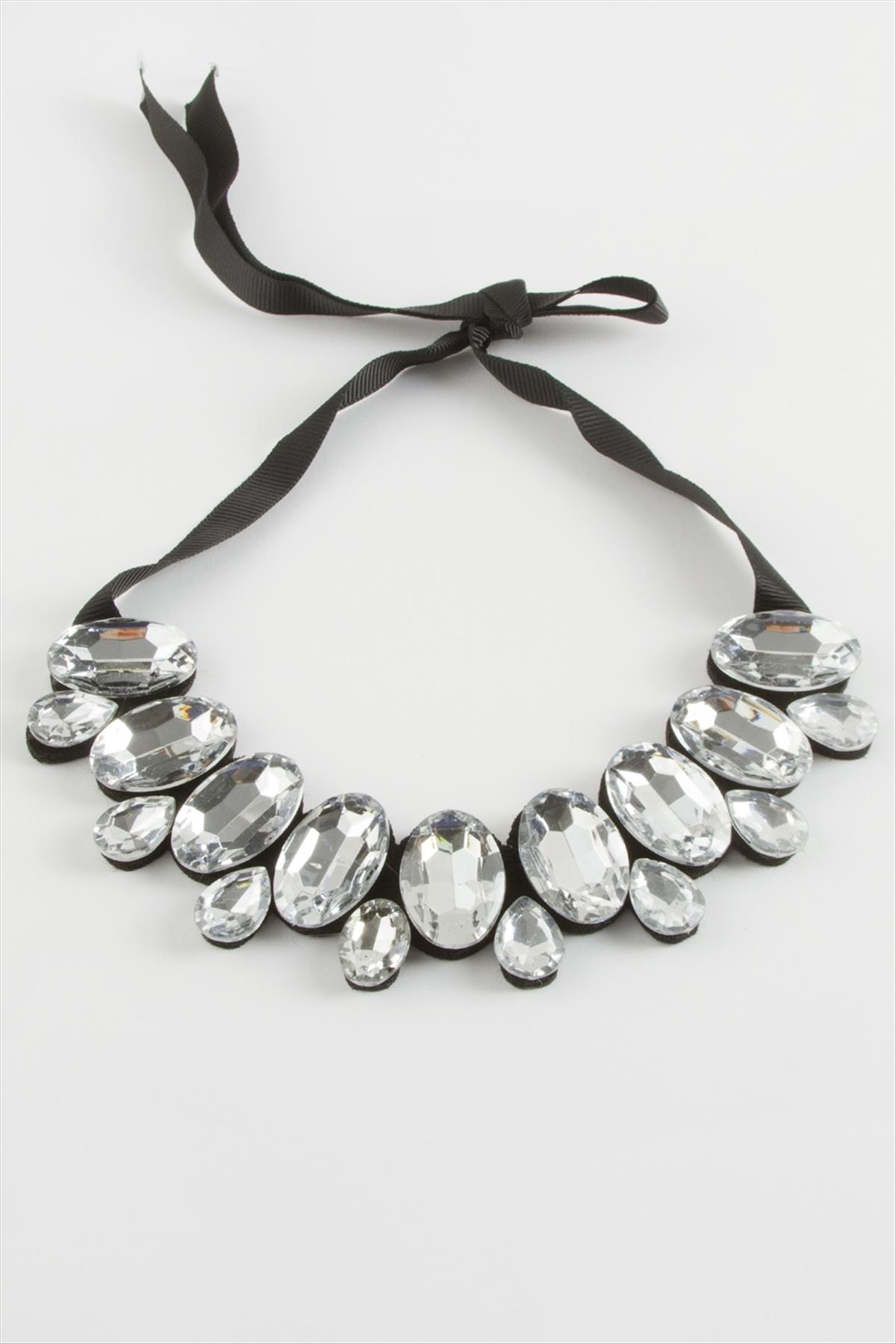 Oval Taşlı Yaka Kolye