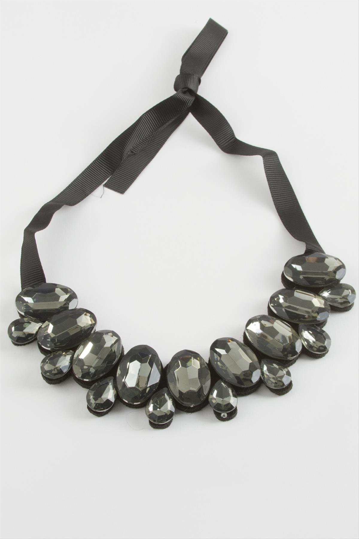 Oval Taşlı Yaka Kolye