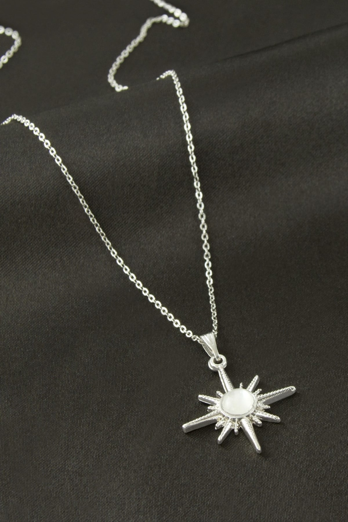 Yıldız Taşlı Uçlu Kolye