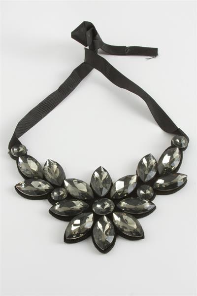 Çiçek Taşlı Yaka Kolye