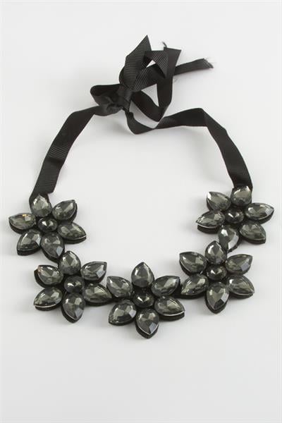 Çiçek Taşlı Yaka Kolye