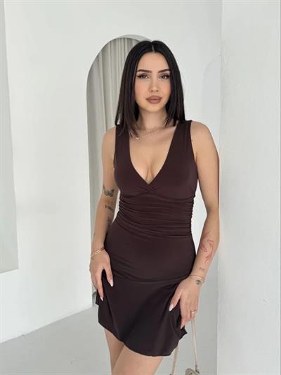 Derin V Yaka Sırt Dekolteli Mini Elbise Drapeli Şık Kolsuz - Kahverengi