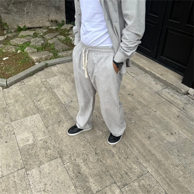 Erkek Kadife Oversize Takım – Gömlek Ve Pantolon İkili Set Füme Corduroy Şıklığı, Rahat Ve Zarif Duruş Yumuşak Dokulu Kadife Kumaş, Düğmeli Gömlek Üst Ve Lastikli Pantolon Alt Parça Ile Gün Boyu Konfor- Gri