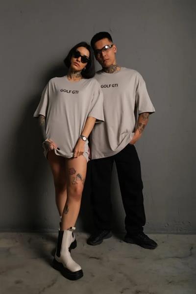 Erkek Oversize Baskılı Tişört – Golf GTI Retro Araba Desenli, Ön - Arka Dijital Baskı, Sokak Modası Stil - Gri