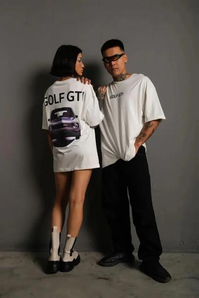 Erkek Oversize Baskılı Tişört – Golf GTI Retro Araba Desenli, Ön - Arka Dijital Baskı, Sokak Modası Stil - Beyaz