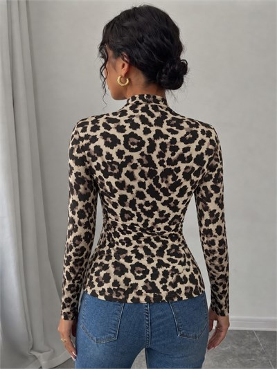 Kadın Uzun Kollu Geometrik Yaka Detaylı Leopar Desenli Bluz