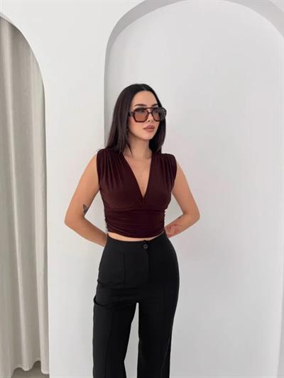 Vatkalı Kolsuz V Yaka Drapeli Crop Bluz Likralı Fit - Kahverengi