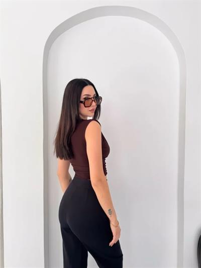 Vatkalı Kolsuz V Yaka Drapeli Crop Bluz Likralı Fit - Kahverengi