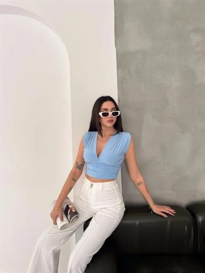 Vatkalı Kolsuz V Yaka Drapeli Crop Bluz Likralı Fit - Bebek Mavisi