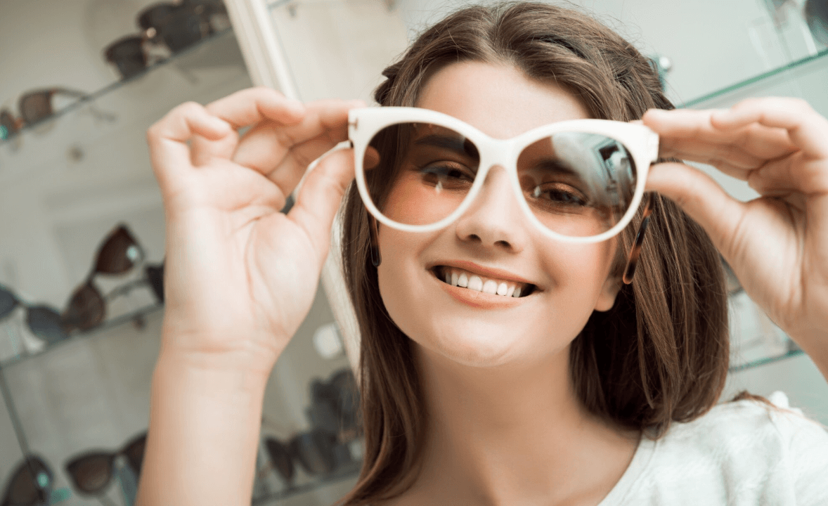 Yuvarlak Yüz Şekline Göre Gözlük Seçimi – Minimalist & Modern Çerçeve Rehberi