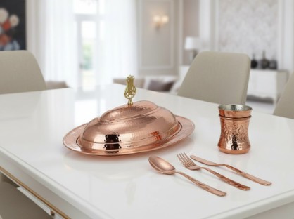 Kapaklı, oval formda, el dövmesi bakır servis tabağı.