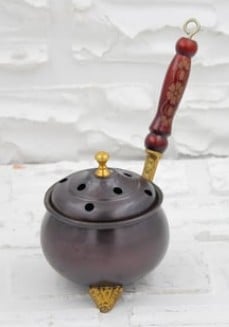 masa üsütnde duran Bakır tütsülük