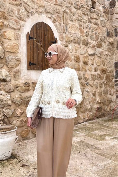 Yakası Taşlı Dantel İşlemeli Ceket