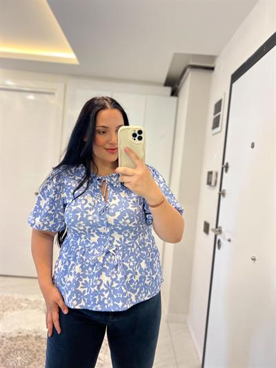 MAVİ ÇİÇEKLİ BAĞLAMALI BLUZ