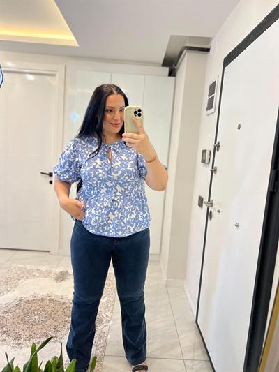 MAVİ ÇİÇEKLİ BAĞLAMALI BLUZ