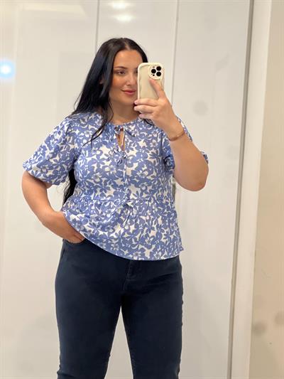 MAVİ ÇİÇEKLİ BAĞLAMALI BLUZ