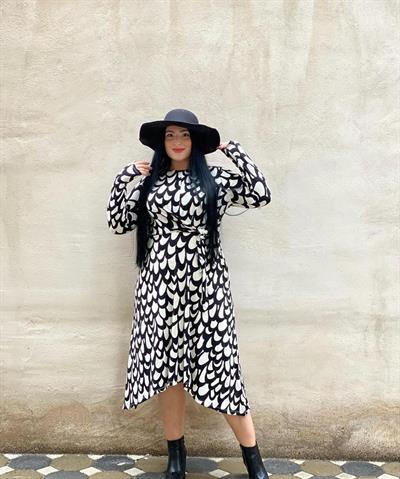 SİYAH BEYAZ BAĞLAMA DETAYLI ELBİSE