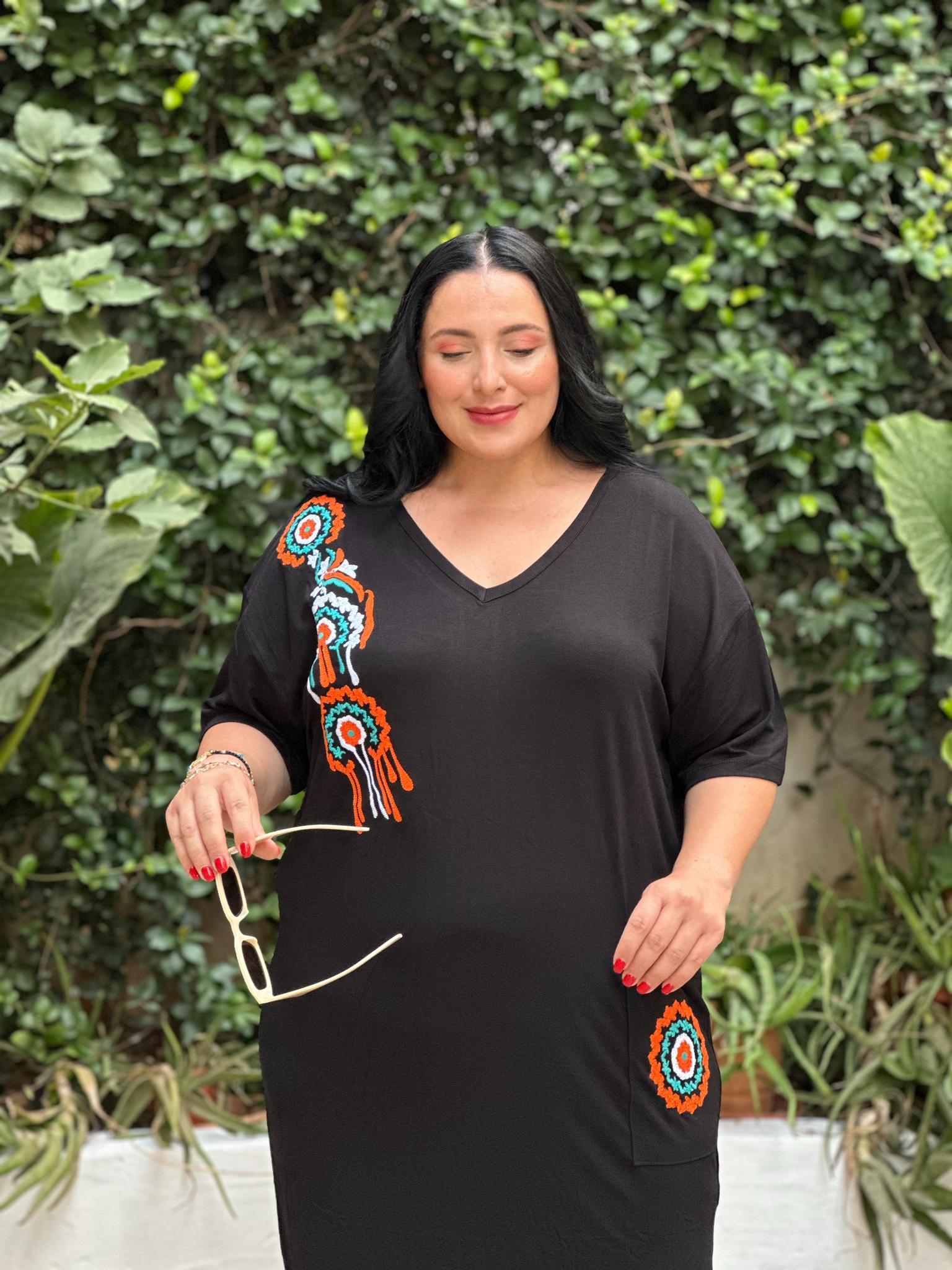 NAKIŞ DESENLİ SİYAH ELBİSE 