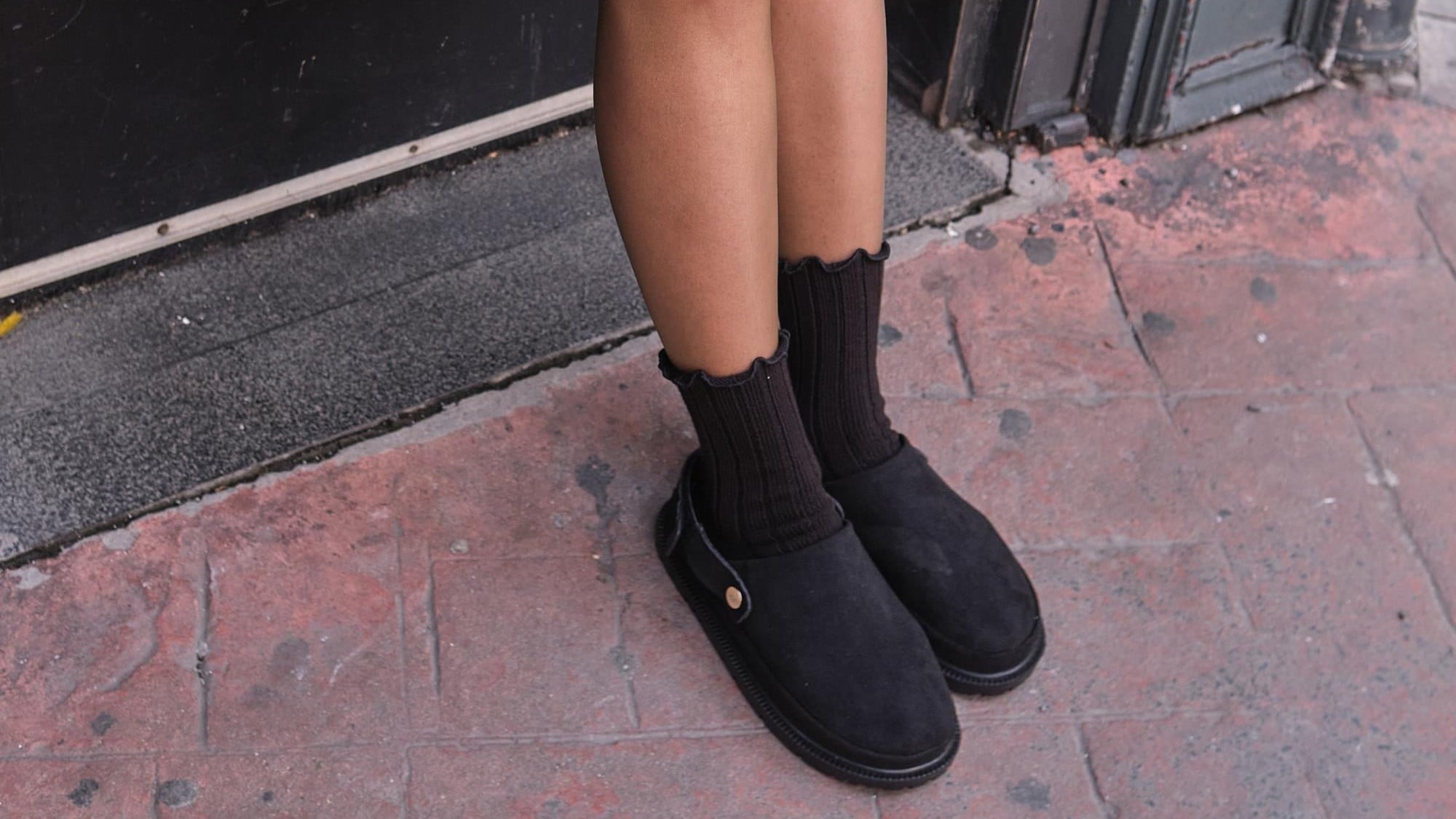 2026 ayakkabı trendleri, fırfırlı çorap, kadın soket çorap, sneaker uyumlu çorap, loafer çorap kombini, siyah çorap, kadın çorap, günlük çorap, romantik stil, Bolero