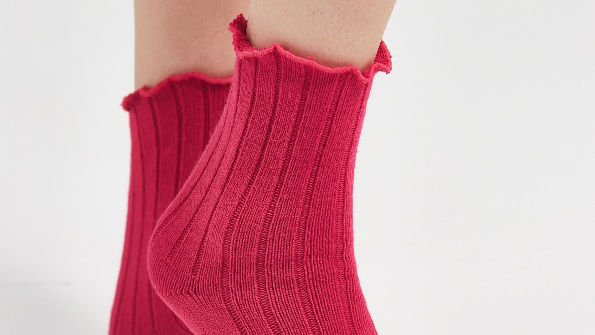 coquette çorap, pembe fırfırlı çorap, kadın soket çorap, romantik tarz çorap, kadın çorap, günlük çorap, desenli çorap, sneaker uyumlu çorap, çorap bakım önerileri, Bolero